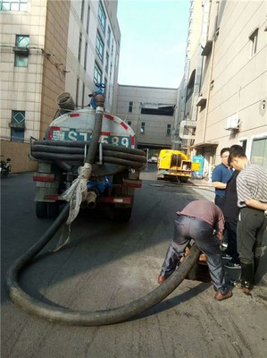 化糞池清理新方案 茶山渣水車的高效應(yīng)用與鑫昊市政工程的專業(yè)服務(wù)